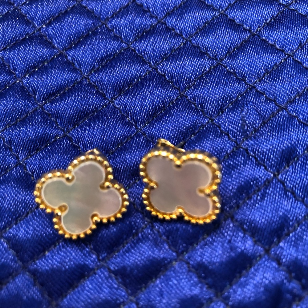 Clover shape post earrings